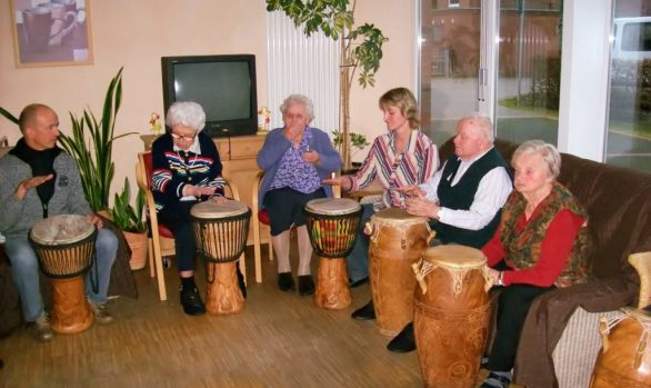 Musiktherapie für Jugendliche und Senioren