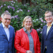 Von links nach rechts: Stiftungsvorstand Rainer Bosch mit der neuen Kuratoriumsvorsitzenden Ursula Jockweg-Kemkes sowie Karl Döring, ebenfalls Vorstand der Sankt-Martinus-Stiftung.
